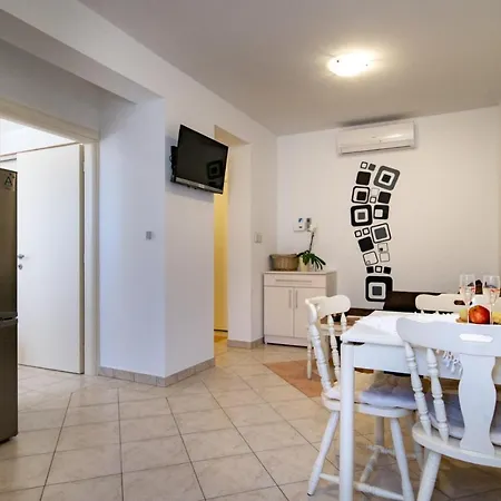 In With Terrace, Air Conditioning, Wifi, Washing Machine Lopar