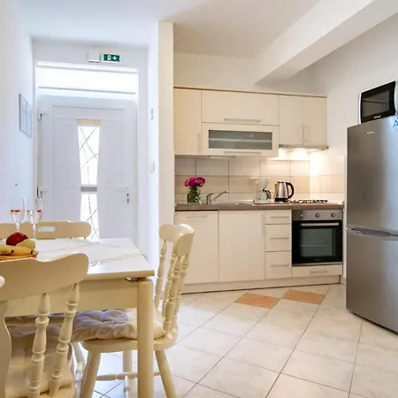 Appartamento In With Terrace, Air Conditioning, Wifi, Washing Machine Lopar