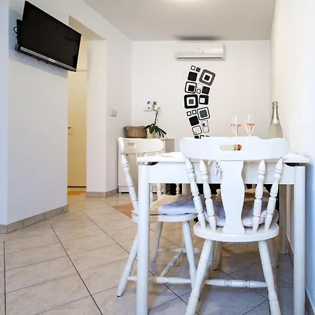 Apartment In With Terrace, Air Conditioning, Wifi, Washing Machine